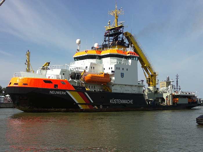 Die Küstenwache "Neuwerk" im Hafen von Cux